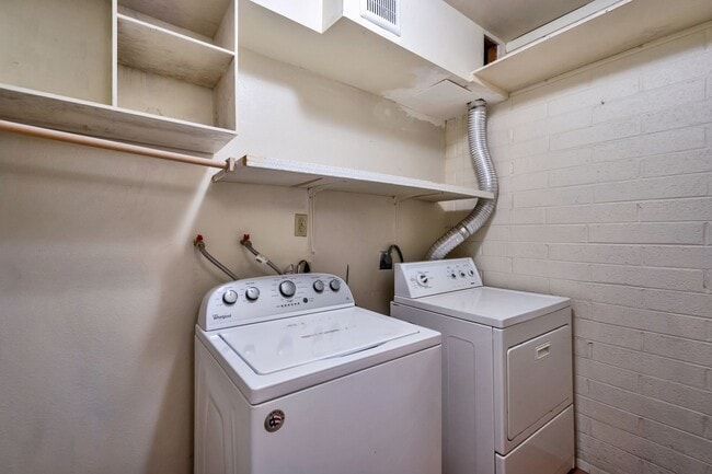 Building Photo - 6-Bedroom Residence Featuring Pool, Turf Yard & 2-Car Garage