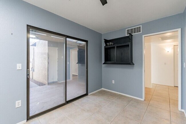 Building Photo - Charming Eastside Townhouse