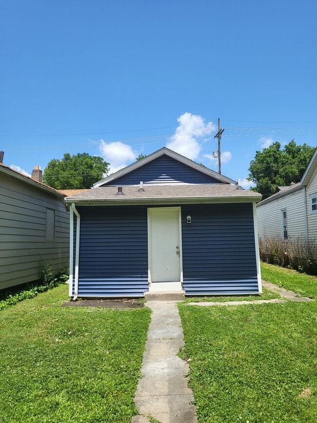Building Photo - Cozy, clean, stove, fridge, and washer/dryer