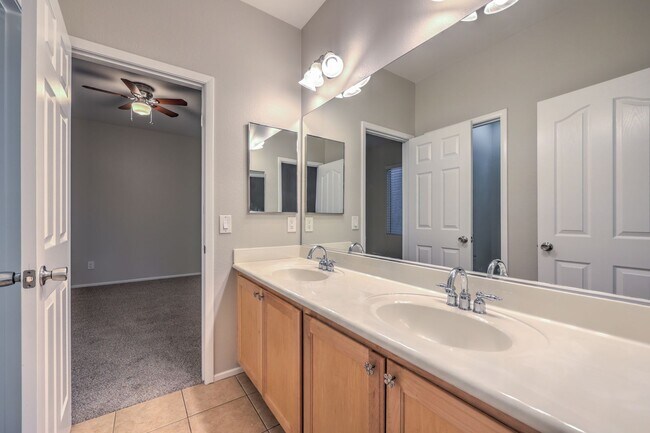 Building Photo - Gorgeous 6Bed/5Bath/4Car, 2-Story Home located in the Mountains Edge