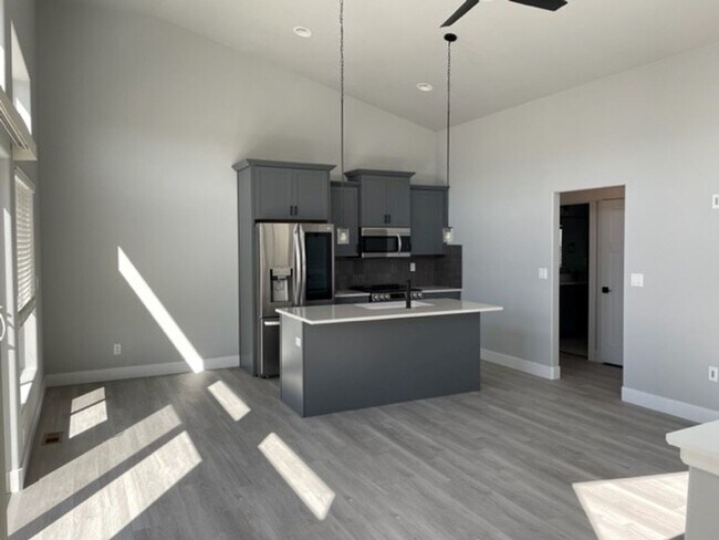 Building Photo - Townhouse For Lease