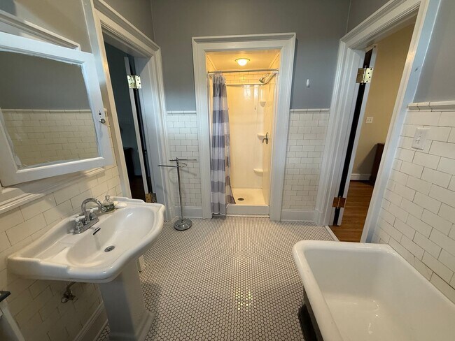 Building Photo - 2021 Rivermont Ave