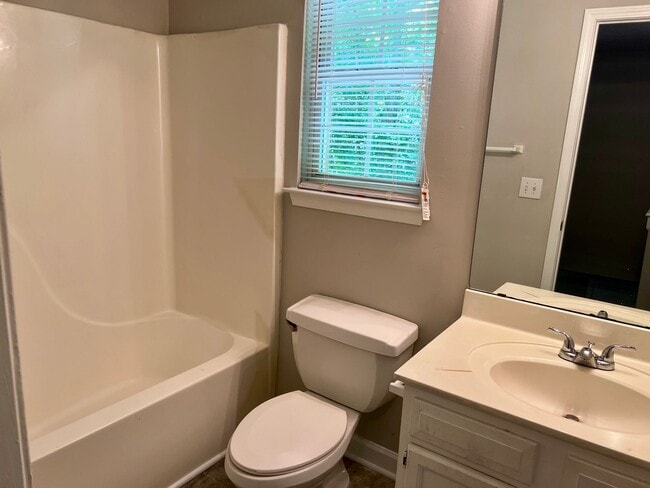 Building Photo - 824 Northwood Dr