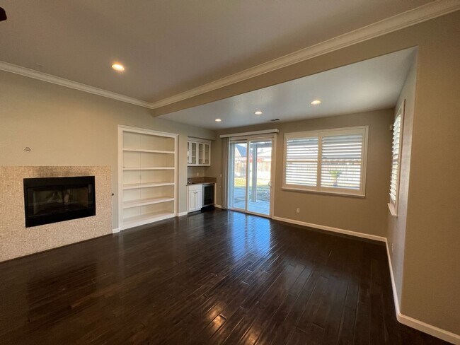 Building Photo - Well-appointed single-story home located walking distance to Manteca's Woodward Park!