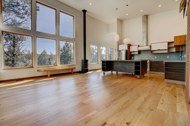 Building Photo - Gorgeous home close to downtown Tumalo