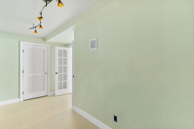Building Photo - Spacious Home in Port Potomac