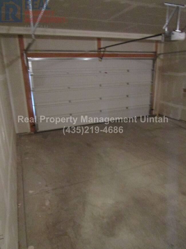 Building Photo - 3 bed 2.5 bath townhome in Fox Run