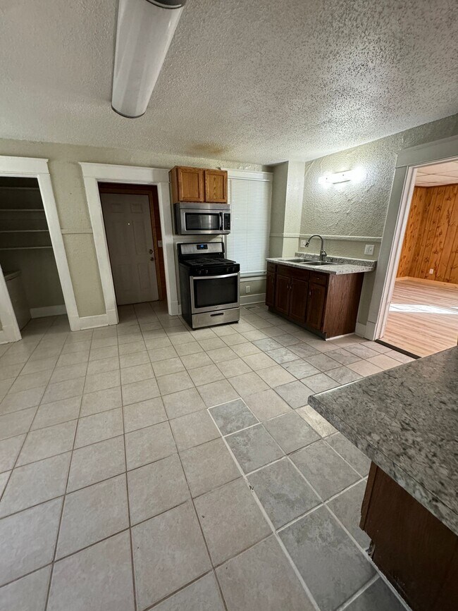 Building Photo - 511 E Jefferson Ave