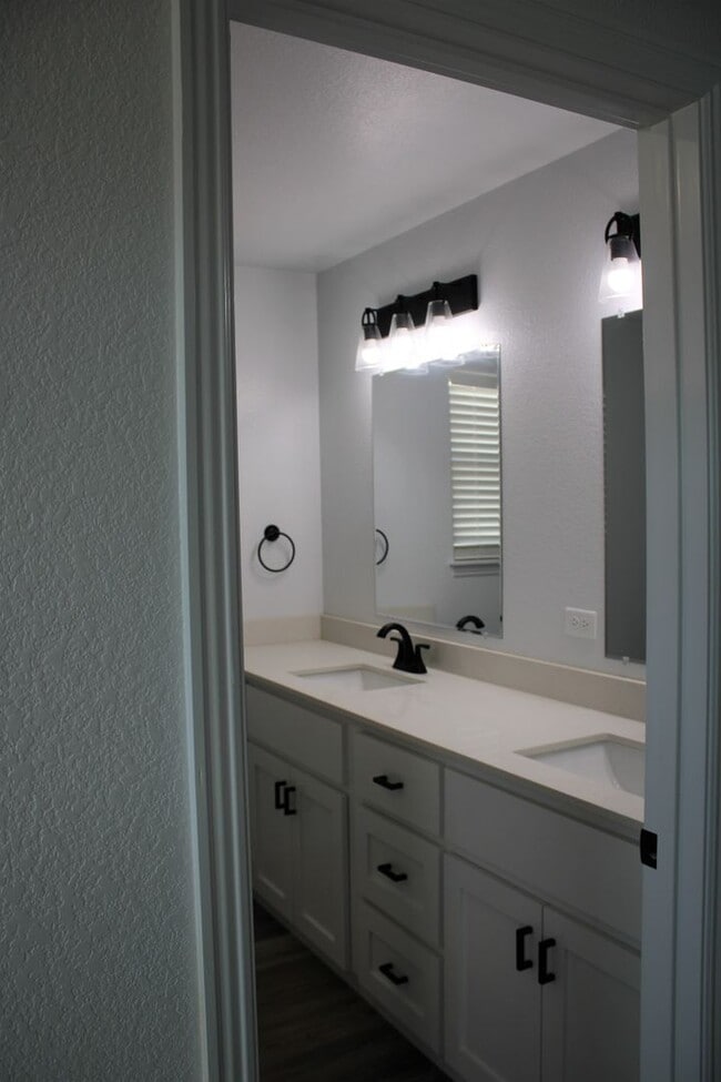 Building Photo - COX-NORTHRIDGE DR-1