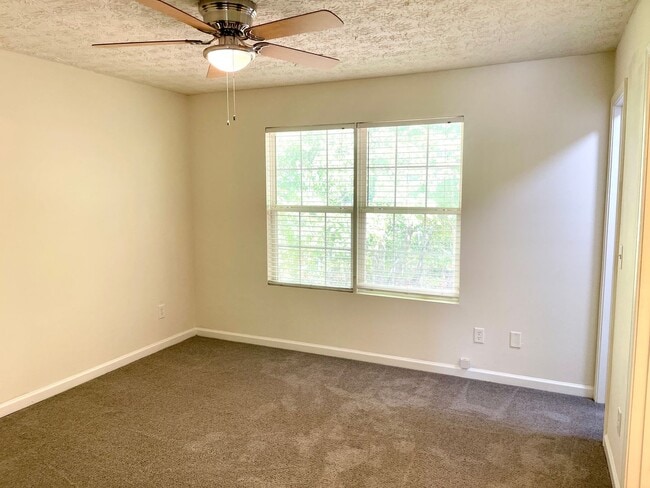 Building Photo - Welcome to this charming 3-bedroom, 3-bath...