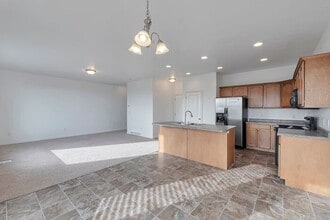 Building Photo - Bright Townhouse in Saratoga Springs w attached 2 car garage