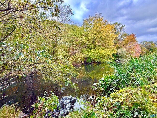 Building Photo - 129 Rowayton Woods Dr