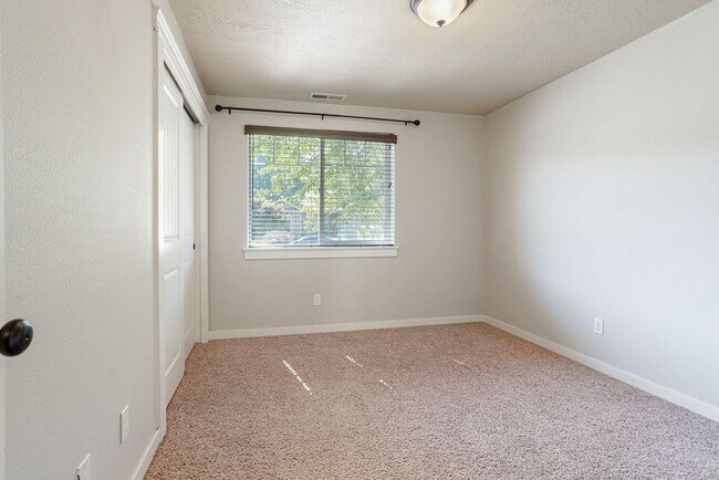 Building Photo - Well-Kept 3 bed, 2 bath home in South Salem
