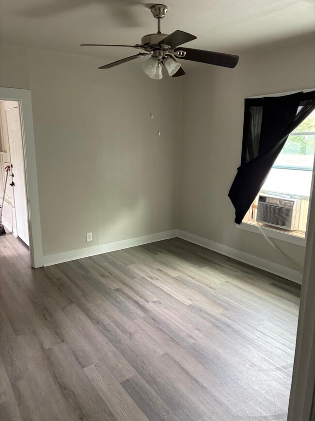 Building Photo - 406 S Fredonia St