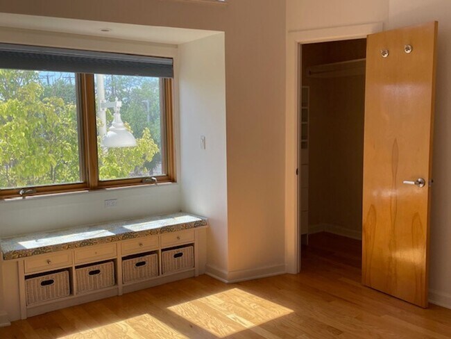 Building Photo - 2 Bedroom 2 Bath