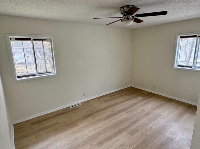 Building Photo - 910 Skyline Dr