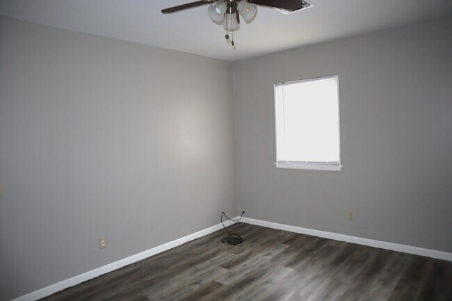 Building Photo - Covered Parking for 3 vehicles!