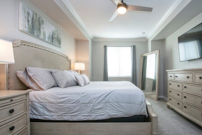 Building Photo - Like new 2BR, 2BA garage condo-Lakewood National