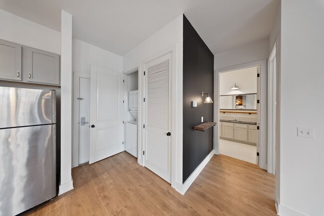 Building Photo - 2 Bedroom Condo Near LSU in a gated community