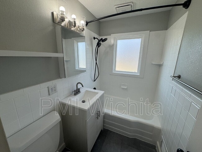 Building Photo - 923 N Sheridan St