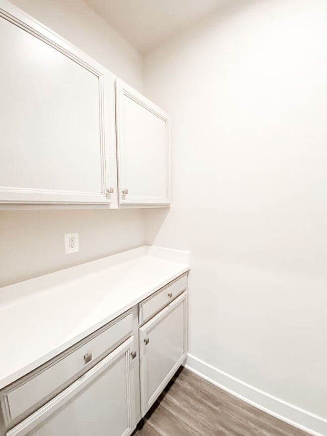 Building Photo - Immaculate & Stunning 3 Bedroom 2.5 Bathroom Brick, End-Unit Condo Style Townhome In Luxurious An...