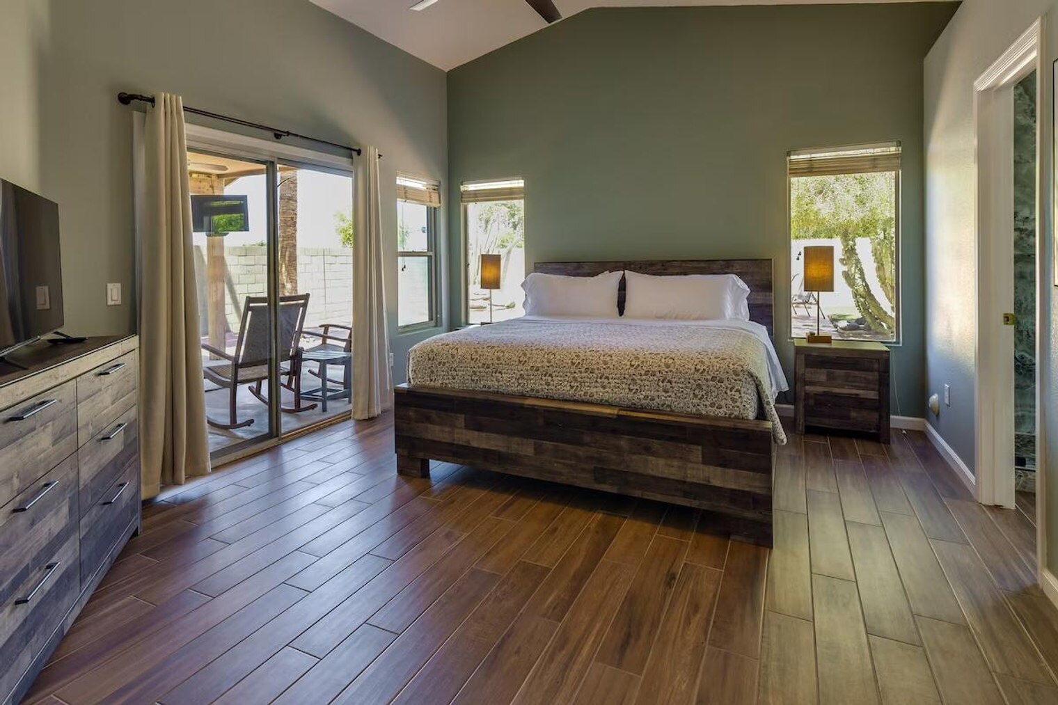 Building Photo - 2730 E Terrace Ave