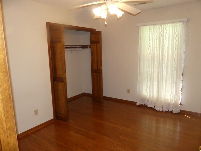 Building Photo - 4 bedroom home with inlaw suite in down to...