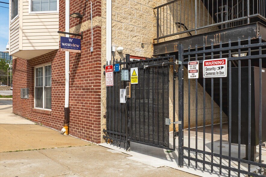 Building Photo - 225 W 4th St