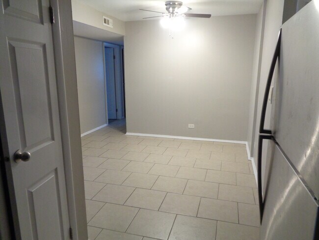 Building Photo - 16W585 Mockingbird Ln