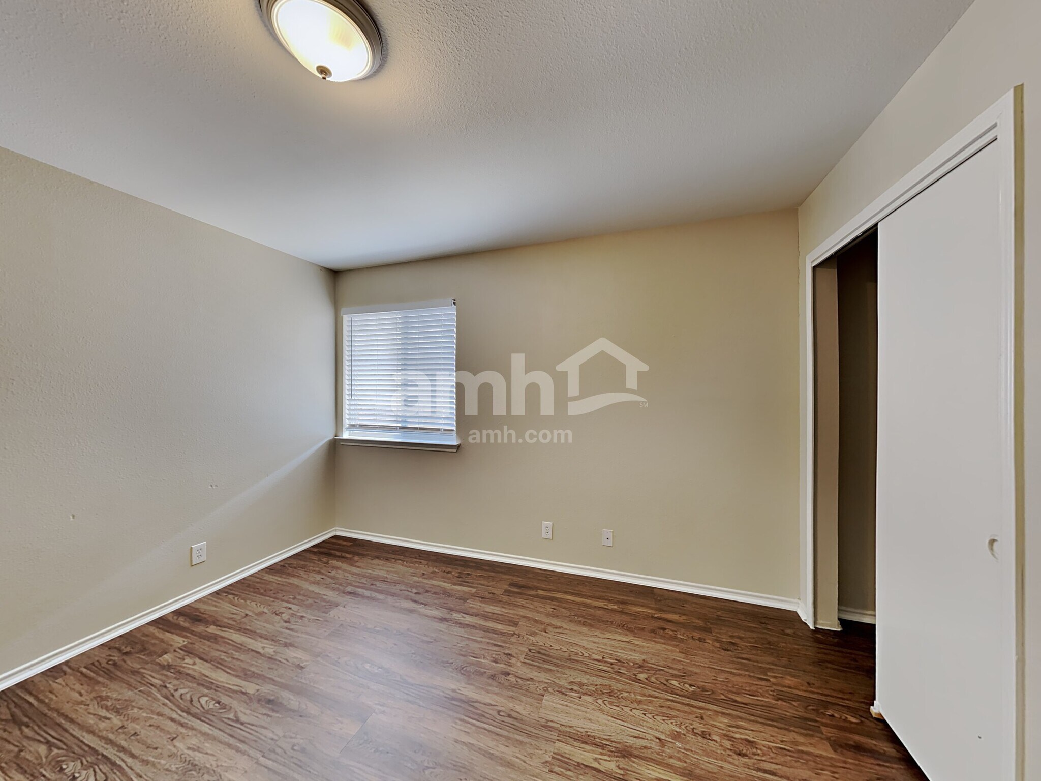 Building Photo - 1419 Diamond Blf