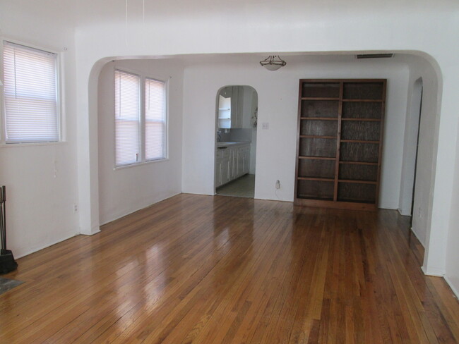 Building Photo - NOB HILL 2 bedroom 1 Bath 1271/SF UTILITIE...