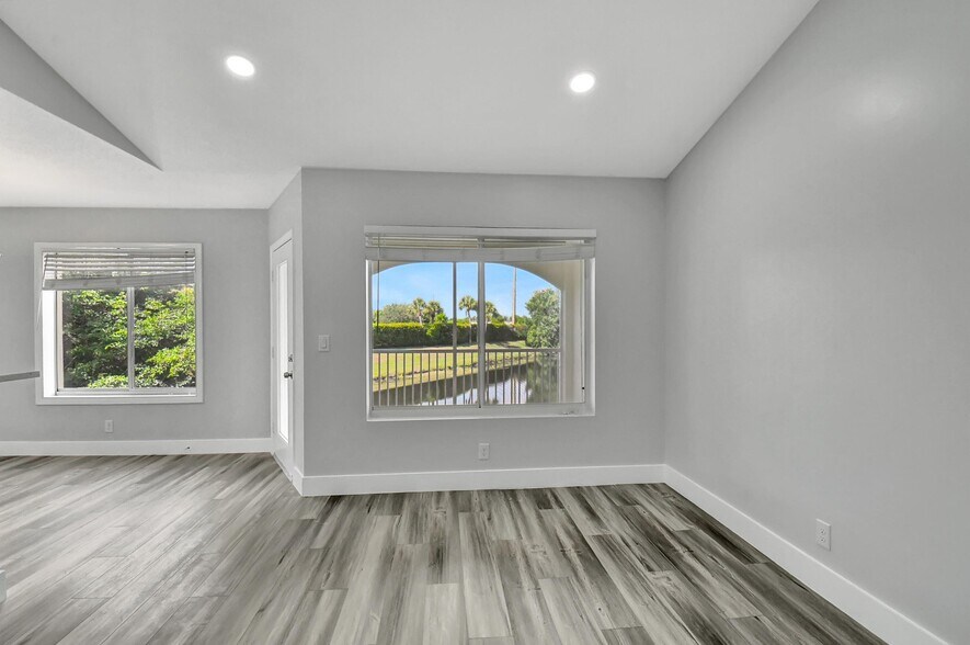 Building Photo - 815 W Boynton Beach Blvd