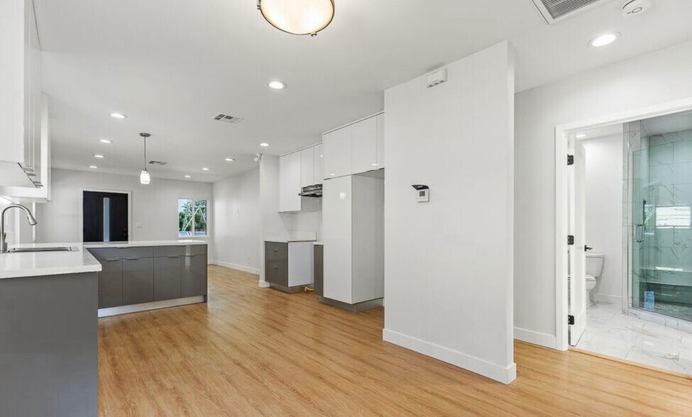 Building Photo - 1113 N Pass Ave