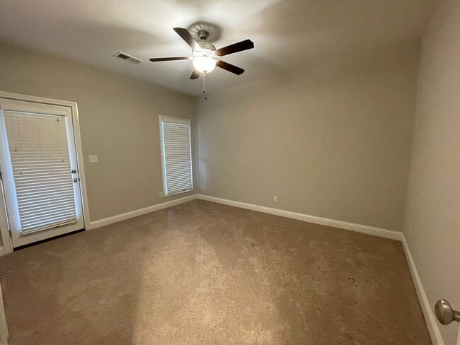 Building Photo - Beautiful 3 Bedroom 2 Bath Condominium