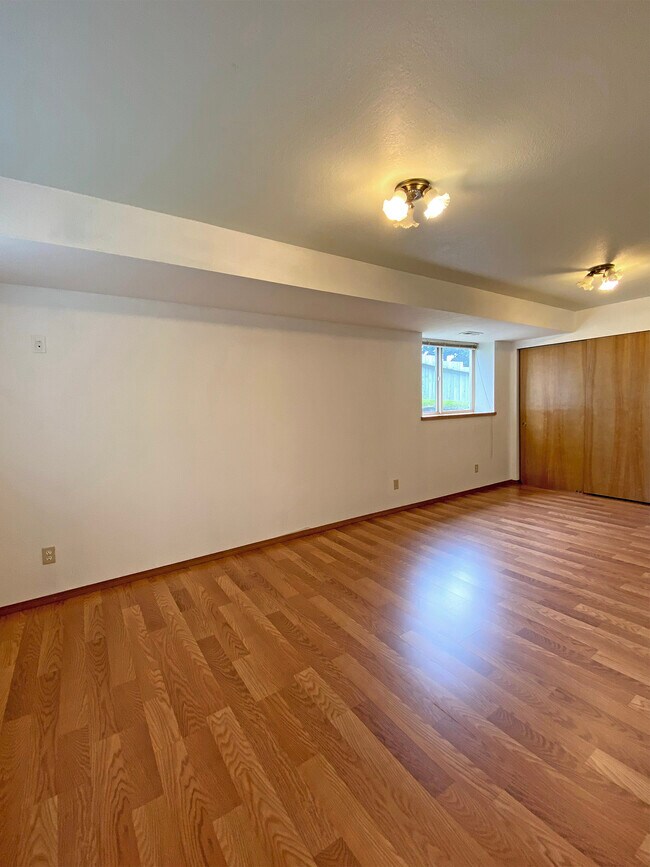 Building Photo - 835 S 76th St