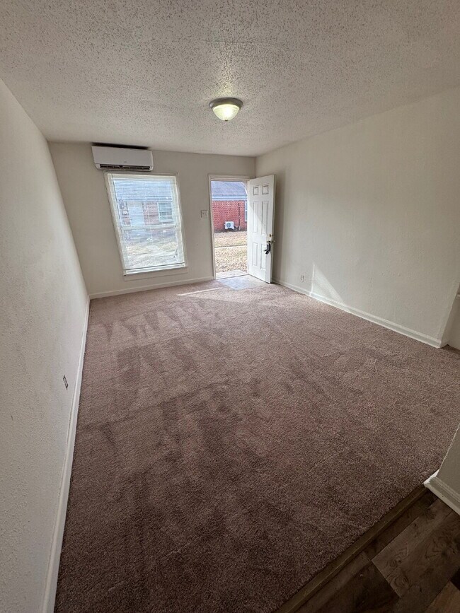 Building Photo - "Charming Studio Retreat with Full Bath in the Heart of Wichita!"