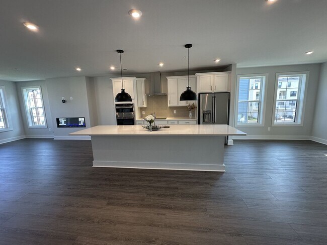Building Photo - For Rent: Luxurious Short Pump Condo at Ga...