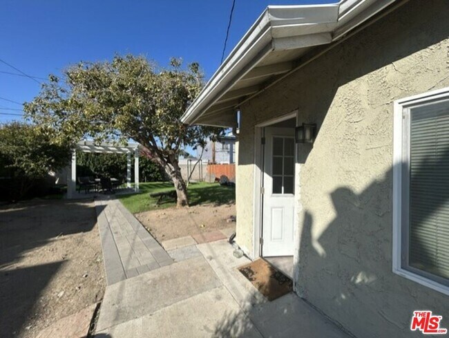 Building Photo - 4826 Coolidge Ave