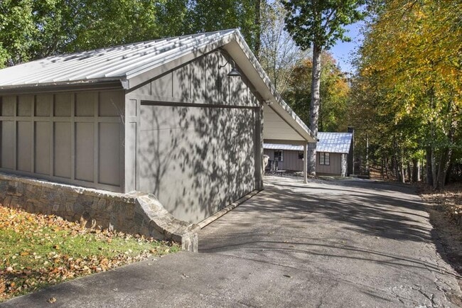 Building Photo - 8885 Bay Dr