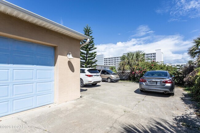 Building Photo - 497 Grandview Ave