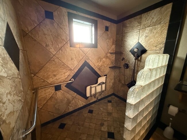 Building Photo - 2-Story Rodeo Home with Beautiful Spacious...