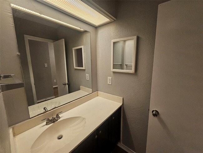 Building Photo - 6715 Sandshof Dr