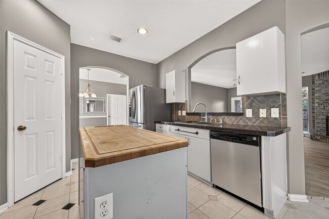 Building Photo - 14402 Barker Pelican Ct