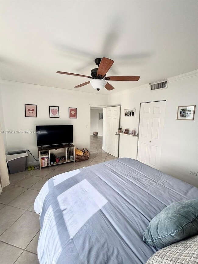 Building Photo - 999 Brickell Bay Dr