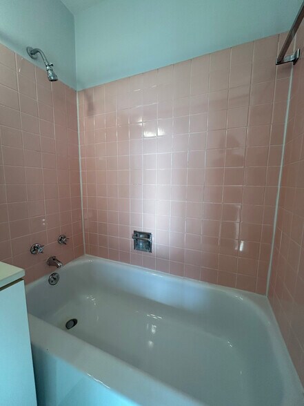 Building Photo - 1350 N Dearborn St