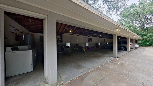 Building Photo - Charming Apartment with Wood Floors & Convenient Amenities