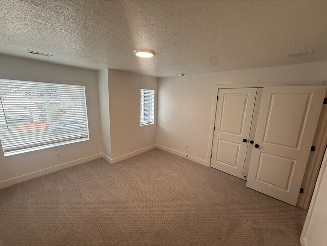 Building Photo - Mapleton TownHome