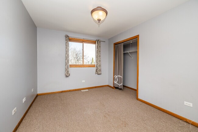 Building Photo - 807 S Claremont Ave