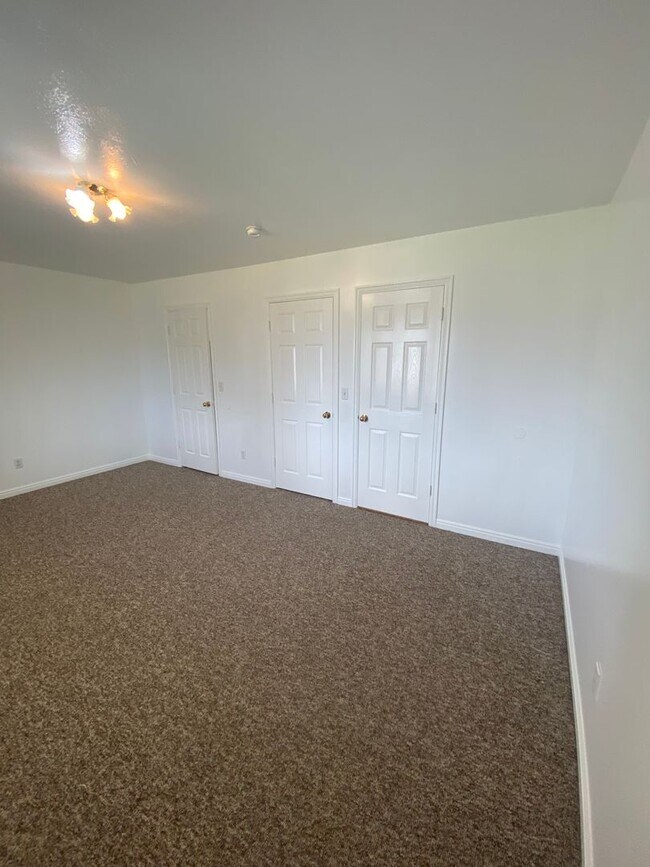 Building Photo - 1556 Talon Dr