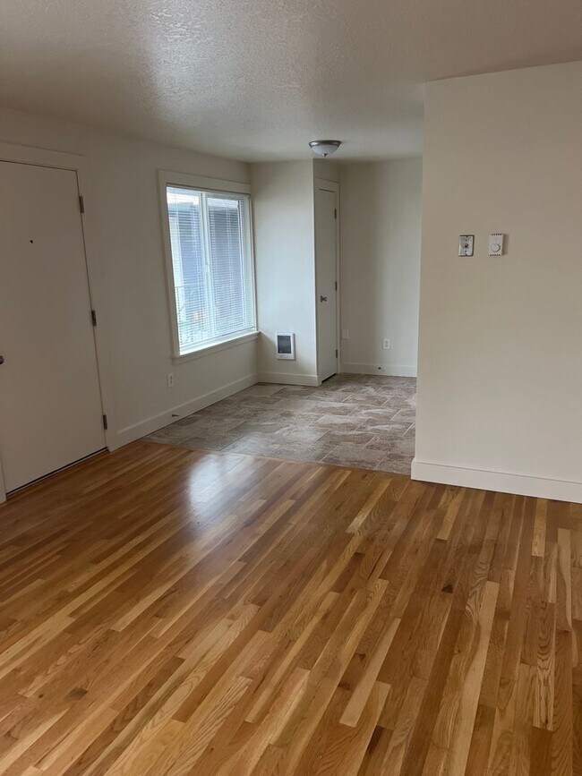 Building Photo - Spacious 2nd floor 2Bd Fireplace Hardwoods...